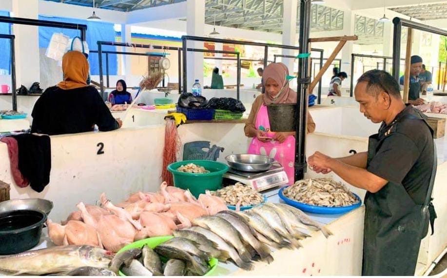 DIPINDAHKAN: Pedagang ikan, daging sapi, ayam dan sejenisnya pindah ke Pasar Imbayud Taka yang baru, Senin pagi (15/7). FOTO: Disperindagkop KTT