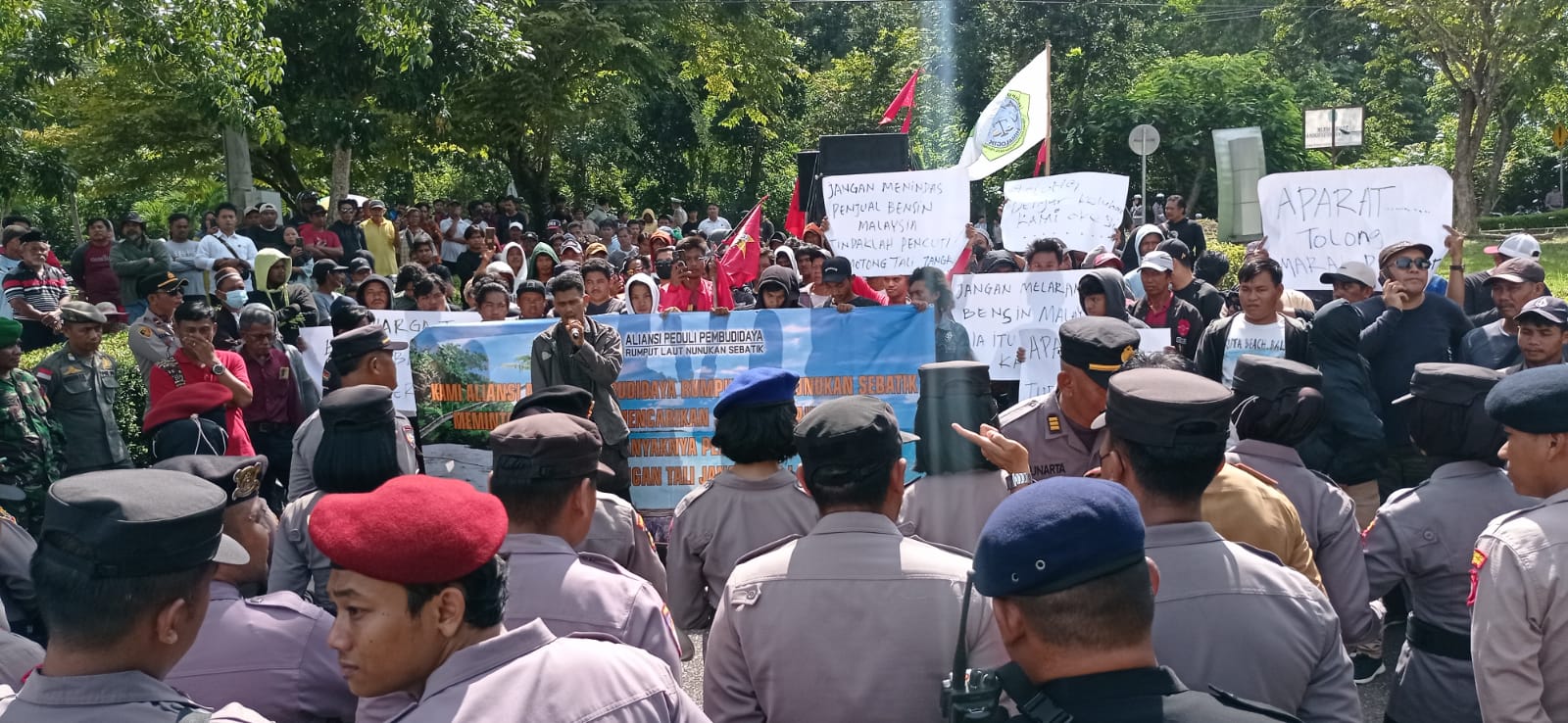 UNJUKRASA: Aksi unjukrasa warga di depan DPRD Nunukan meminta pemerintah menstabilkan harga salah satu komoditas perikanan kelautan, yakni rumput laut. FOTO: RIKO ADITYA/RADAR TARAKAN