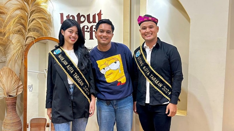 Foto: Laveny Berliany for Radar Tarakan TUGAS BARU: Jul (kanan) dan Alya (kiri) bersama Direktur Radar Tarakan, usai ngobrol santai di Input Coffee, Tarakan, Sabtu (13/7) malam.