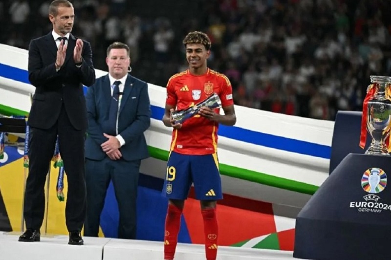 AFP/Javier Soriano. PEMAIN MUDA TERBAIK : Lamine Yamal meraih penghargaan Pemain Muda Terbaik di ajang Euro 2024.