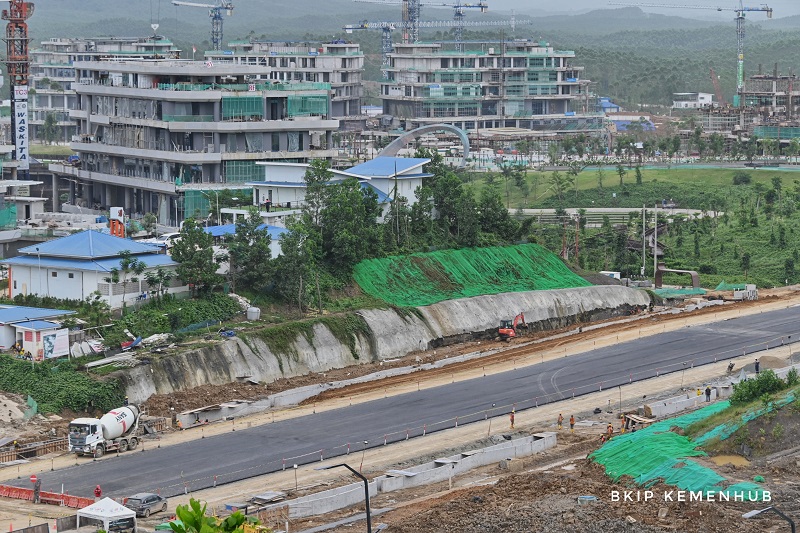ISTIMEWA SEGERA UJI COBA : Jalan Sumbu Kebangsaan pada Kawasan Inti Pusat Pemerintahan (KIPP) IKN yang akan menjadi lokasi operasional Autonomous Rail Transit (ART) atau Trem Otonom pada Agustus