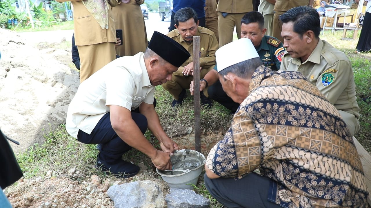 ISTIMEWA RTP: Peletakan batu pertama pembangunan taman di TSK Tanjung Palas oleh Bupati Bulungan, Syarwani.