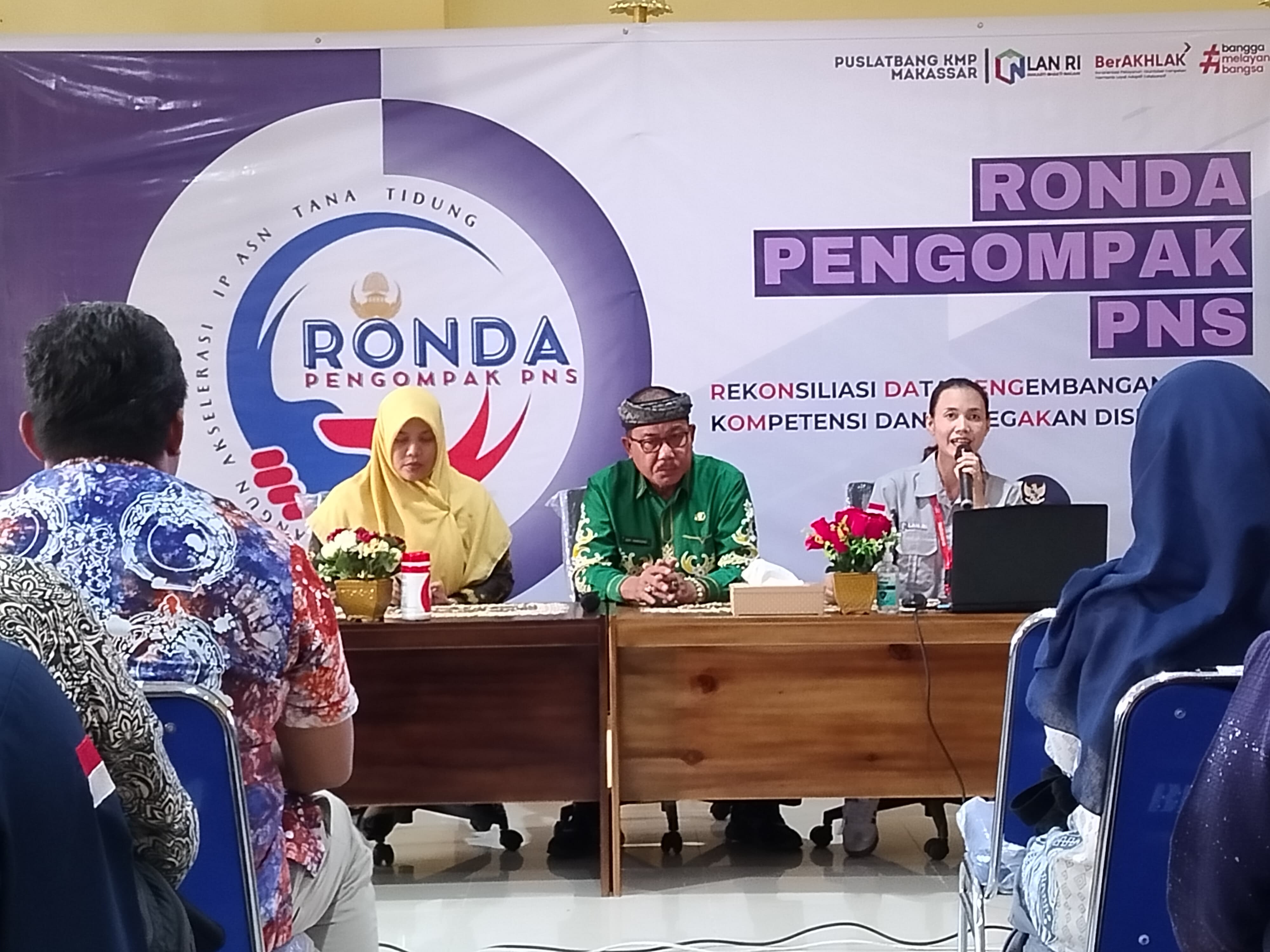 KOMPETENSI:Kepala BKPSDM KTT Edy Harsono didampingi Meirinalisni, membuka coaching clinic dan Rekonsiliasi data pengembangan kompetensi ASN.