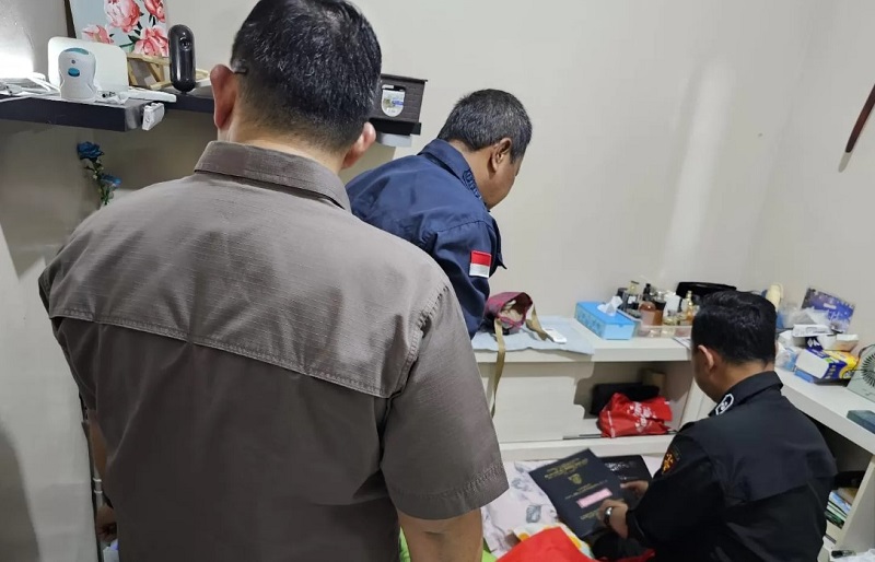ISTIMEWA DIGELEDAH: Tim Penyidik Pidsus Kejaksaan Tinggi Provinsi Kaltim menggeledah rumah tersangka inisial YO yang merupakan eks pegawai RSUD Abdul Wahab Sjahranie.