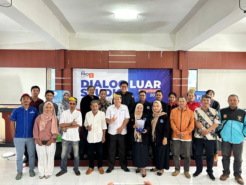 ISTIMEWA ABADIKAN MOMEN: Usai acara dialog, para pemuda, mahasiswa, relawan bacalon dan parpol, melakukan foto bersama.