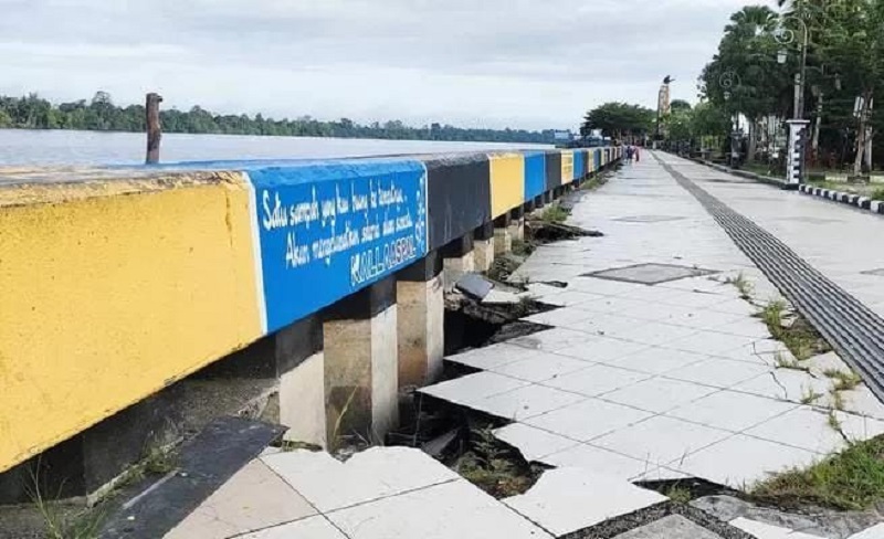 RADAR KALTARA AMBLAS: Kondisi jogging track di Tepian Sungai Kayan mengalami penurunan.