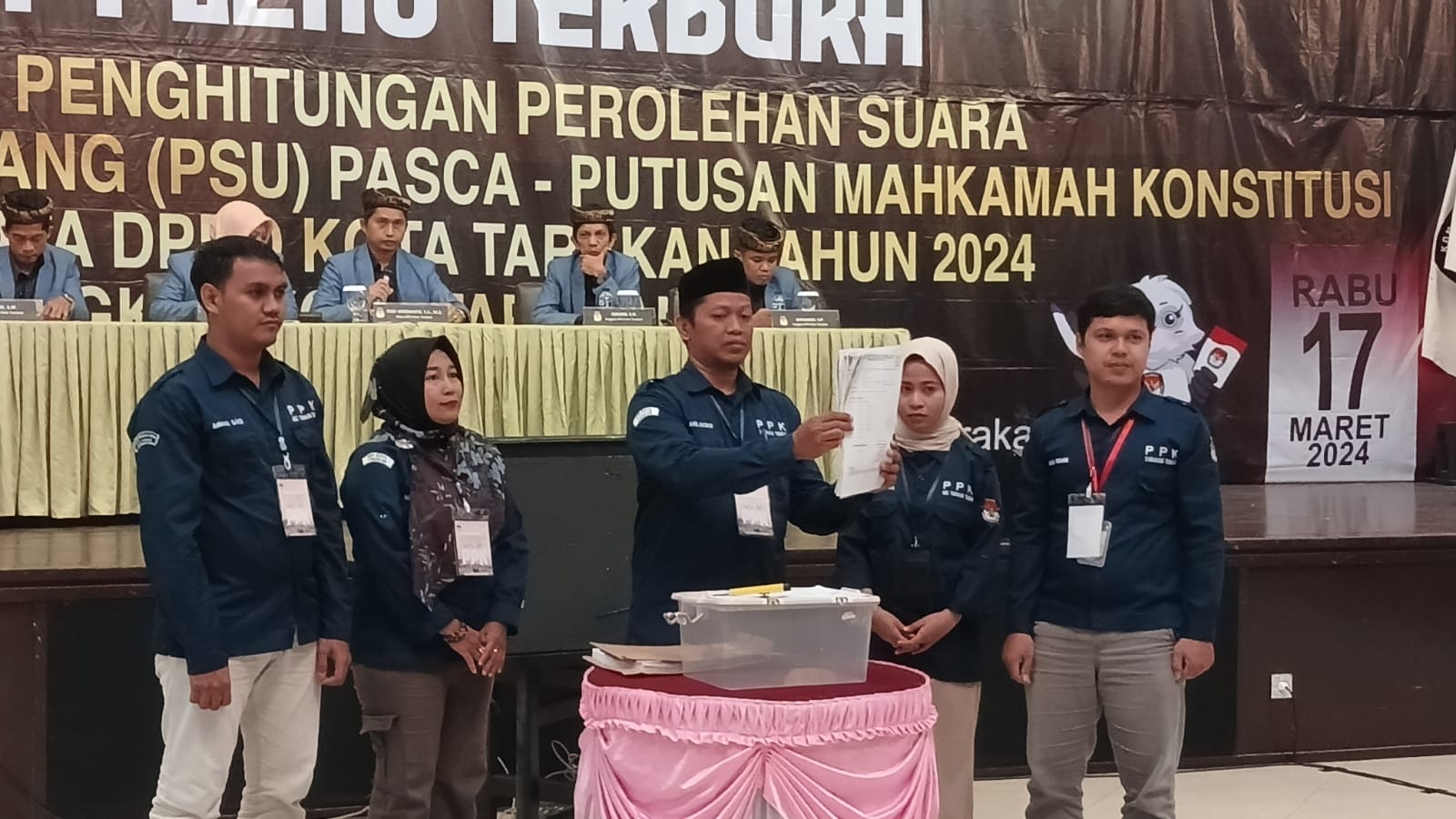 AGUS DIAN ZAKARIA/RADAR TARAKAN DIBUKA: Ketua PPK Tarakan Tengah, Andi Muhammad Akbar membuka hasil rekapitulasi kecamatan dalam pleno rekapitulasi hasil PSU tingkat kota, Rabu (17/7) malam.
