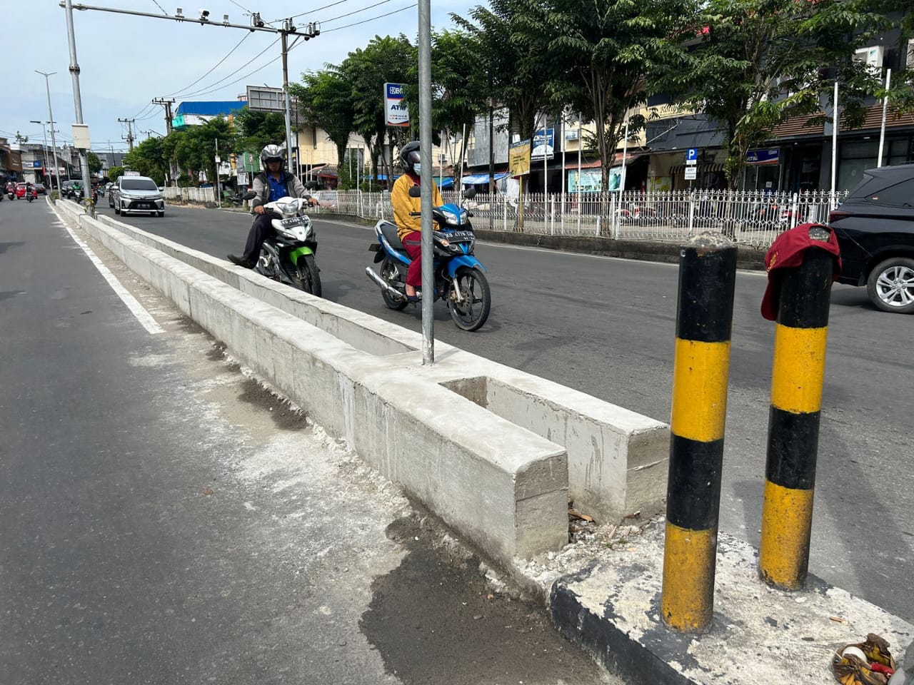 FOTO: ELIAZAR/RADAR TARAKAN PENINGKATAN SARPRAS: Median jalan yang berada di Jalan Jenderal Sudirman diganti lantaran median lama sudah sejajar dengan jalan.