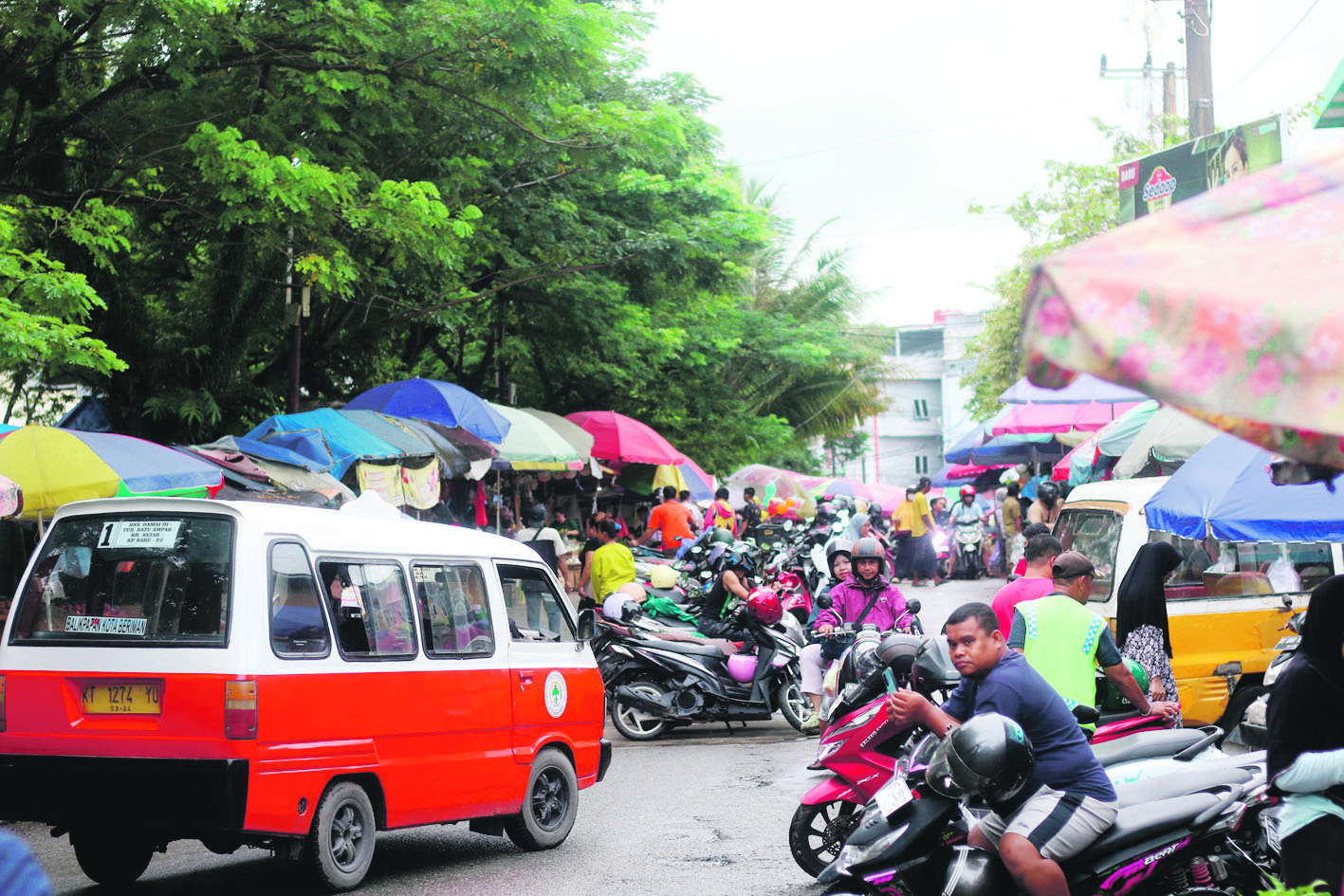 FOTO: ANGGI PRADITHA/KP MASALAH KLASIK: Pemandangan PKL ilagal menghiasi fasum dan fasos yang membuat Pasar Pandansari semrawut.