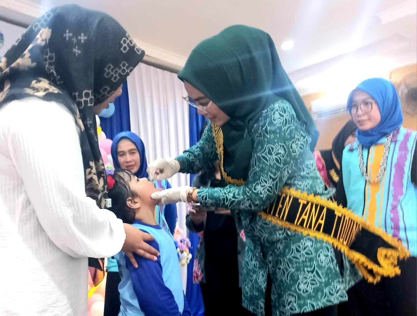 UNTUK KESEHATAN: Vamelia Ibrahim melakukan dua tetes pertama pada pencanangan PIN Polio 2024