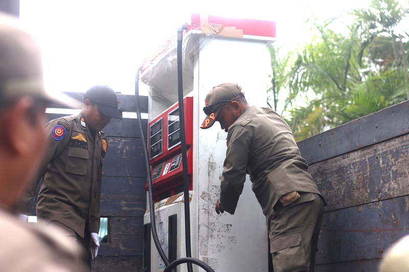 FOTO: ISTIMEWA DISITA: Penertiban pom mini April lalu. Dalam waktu dekat kegiatan serupa kembali digelar, bahkan menyasar pom mini di permukiman atau kampung.