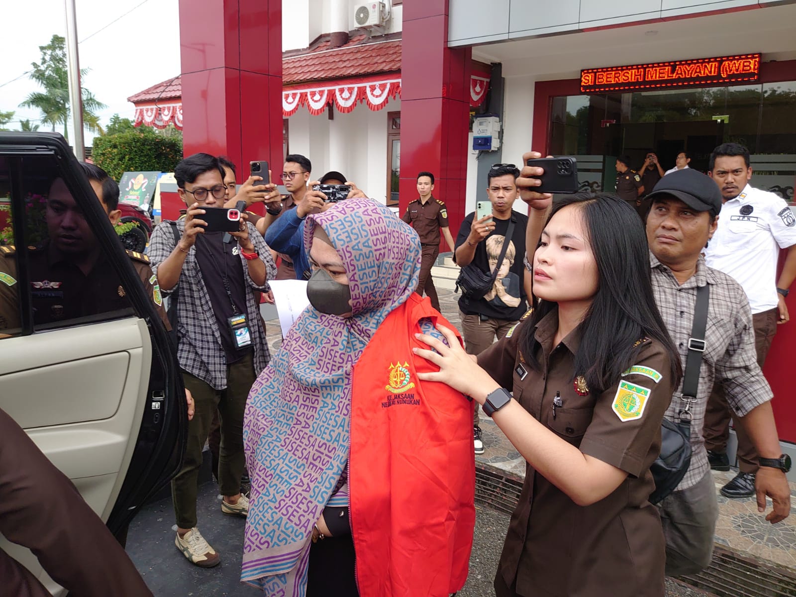 FOTO: RIKO ADITYA/RADAR TARAKAN LANGSUNG DITAHAN: NH setelah ditetapkan sebagai tersangka, langsung dibawa ke Lapas Kelas II-B Nunukan.
