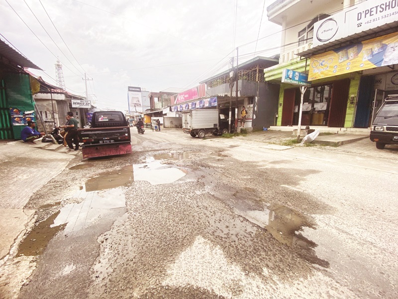 FOTO: ELIAZAR/RADAR TARAKAN PENINGKATAN JALAN: Kondisi Jalan Seroja yang akan segera dilakukan peningkatan oleh DPUTR Kota Tarakan.