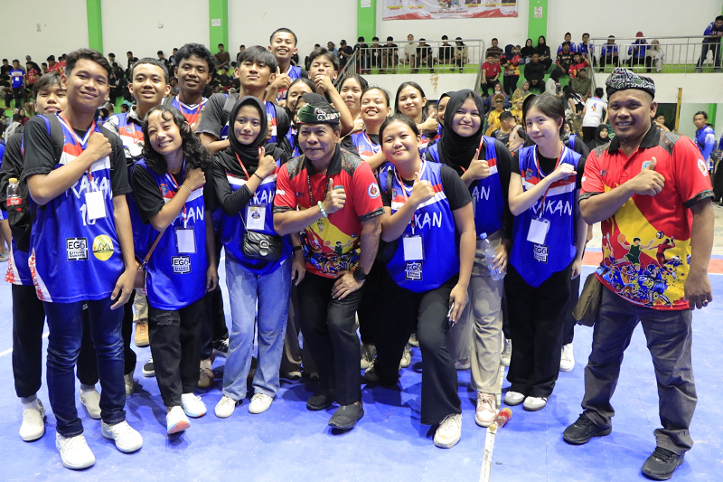 RESMI DIGELAR: Gubernur Kaltara, DR (HC) H Zainal A Paliwang, M.Hum mengabadikan momen bersama peserta Popda ke-1 Kaltara di Tarakan, Rabu (24/7) malam.