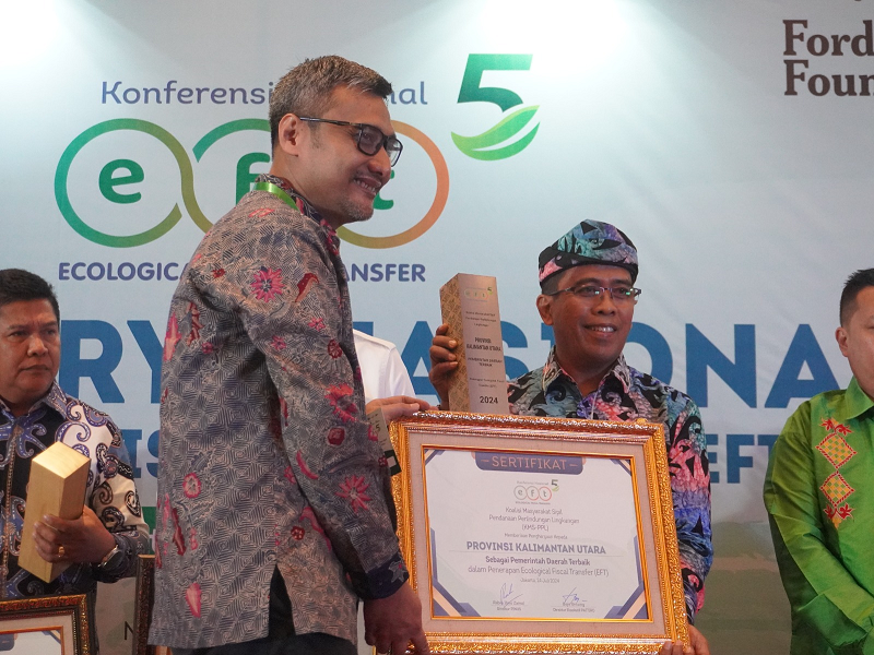 FOTO: SERTIFIKAT: KMS-PPL memberikan penghargaan Provinsi Kaltara sebagai Pemerintah Daerah Terbaik dalam Penerapan EFT.