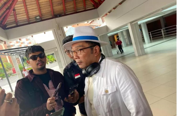 FOTO: PATUH KE PARPOL: Politisi Golkar Ridwan Kamil saat memberikan keterangan kepada awak media. (ANTARA/Narda Margaretha Sinambela).