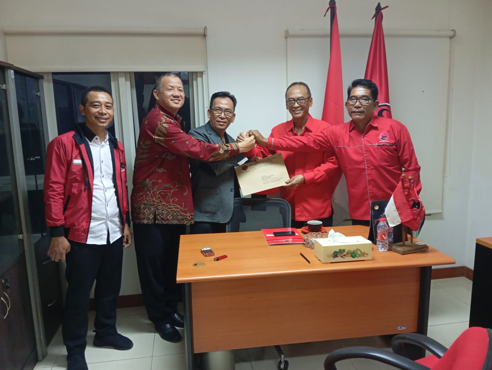 BERI DUKUNGAN: Paslon Datu Iman-Ashe menerima surat tugas dari DPP PDIP di Jakarta, Jumat (26/7). Surat tugas ini diserahkan oleh perwakilan DPP PDIP Nursyirwan Soejono didampingi ketua DPC PDIP