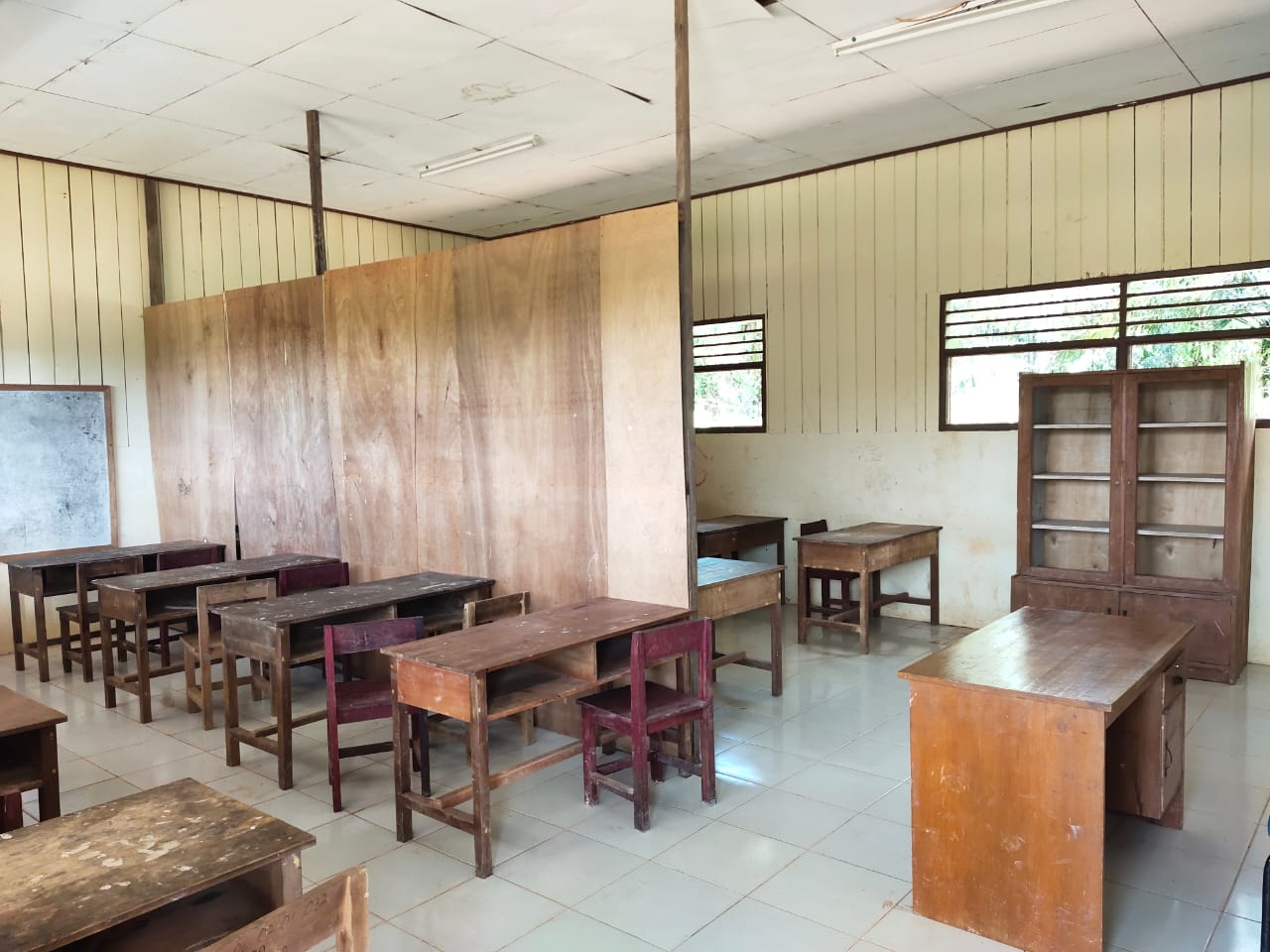 DOK SD 13 SEMBAKUNG MEMBAGI RUANGAN: Ruang kelas belajar di DS 13 di Sembakung terpaksa dibagi karena sekolah kekurangan ruang kelas.