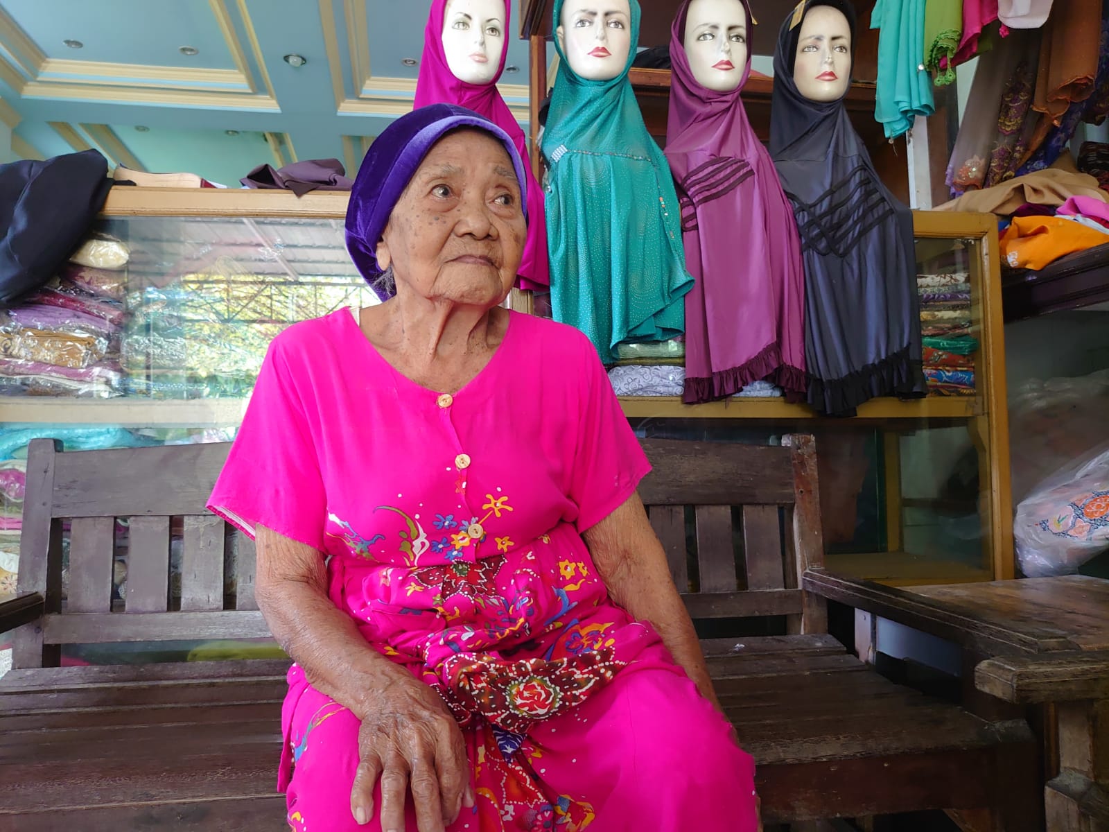 RIKO ADITYA/RADAR TARAKAN TERLANTAR: Nenek Rubiah (80) saat ini di tampung di rumah Ketua Pakuwaja Nunukan.