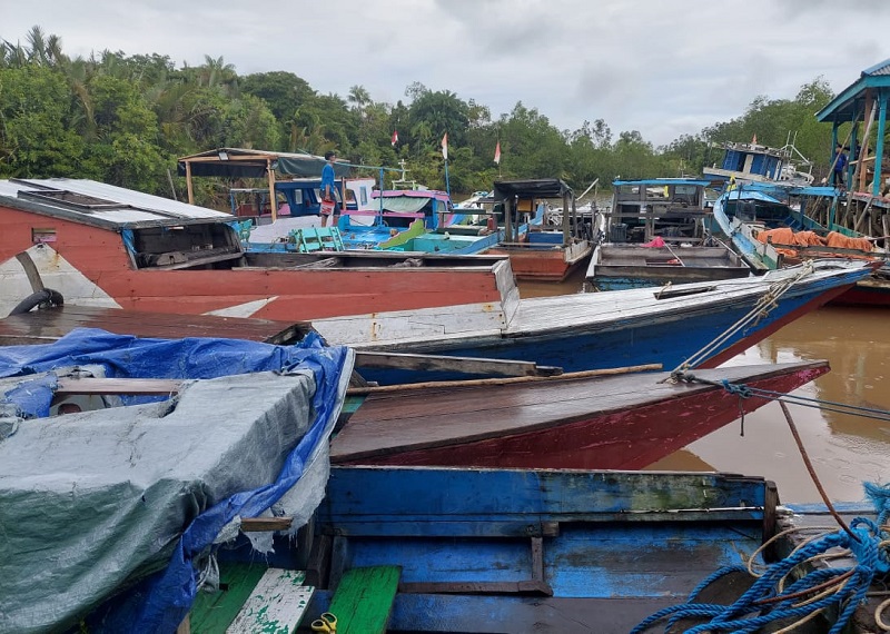 PIJAI PASARIJA/RADAR KALTARA BERLABUH: Sejumlah kapal nelayan tampak bersandar di pesisir pantai Desa Mangkupadi, Kecamatan Tanjung Palas Timur, Bulungan.
