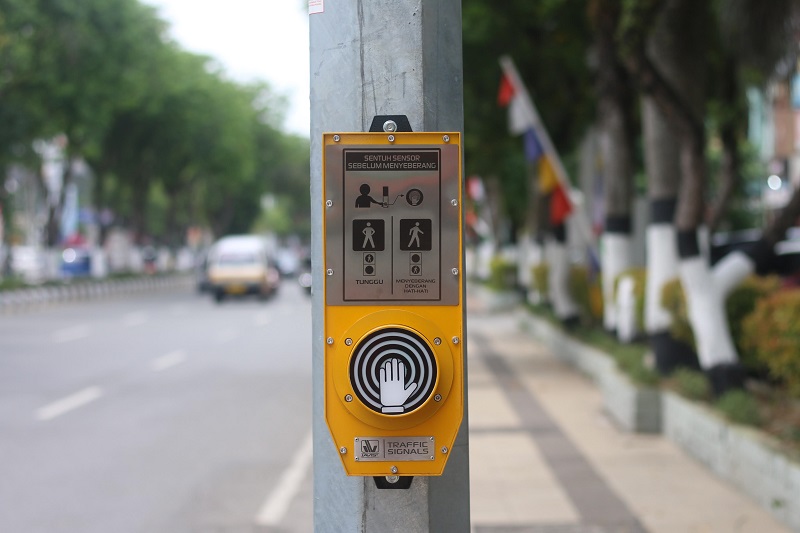 &nbsp;  FOTO: ANGGI PRADITHA/KP RAMBU UNTUK MENYEBERANG: Seperti di kota-kota besar, Balikpapan kini memiliki fasilitas warning light. Saat ini tersedia di empat titik sepanjang Jalan Jenderal Sudirman.