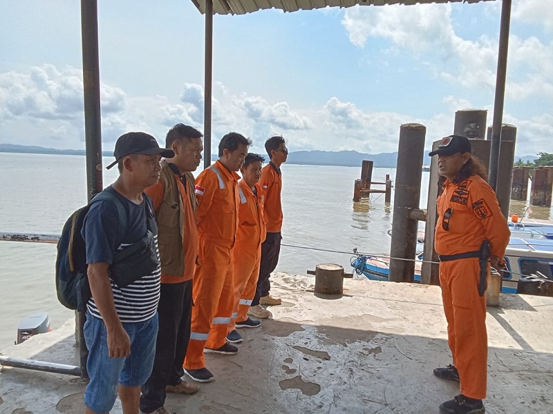 DOK BPBD NUNUKAN MENCARI KORBAN: Personel BPBD saat bersiap melakukan pencarian orang hilang di sungai Kecamatan Sei Menggaris.