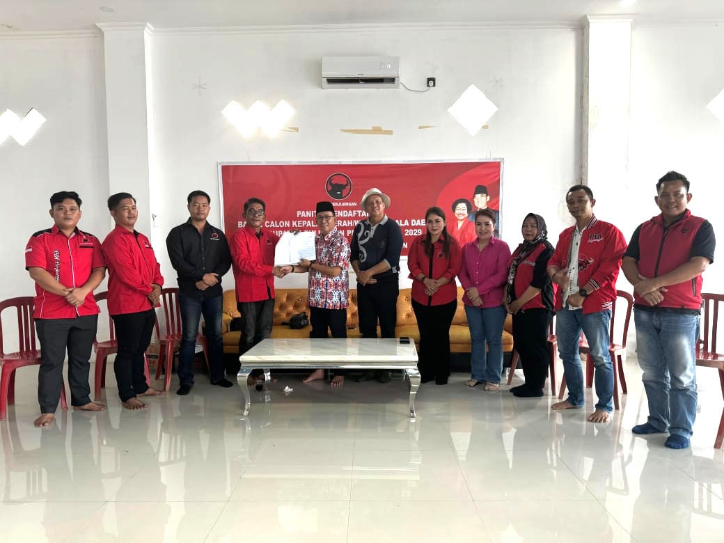 PENYERAHAN: Ketua DPC PDI-P Bulungan menyerahkan SK dukungan kepada bakal paslon Datu Iman-Ashe.