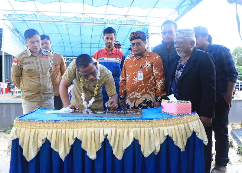 ISTIMEWA INFRASTRUKTUR: Bupati Bulungan, Syarwani, S.Pd, M.Si, saat meresmikan salah satu fasum di Pulau Bunyu.