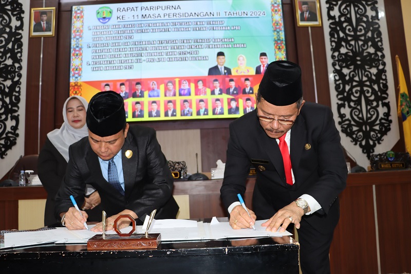 FOTO: ISTIMEWA DISAHKAN: Wabup Bulungan menandatangani berita acara persetujuan raperda perubahan APBD 2024.