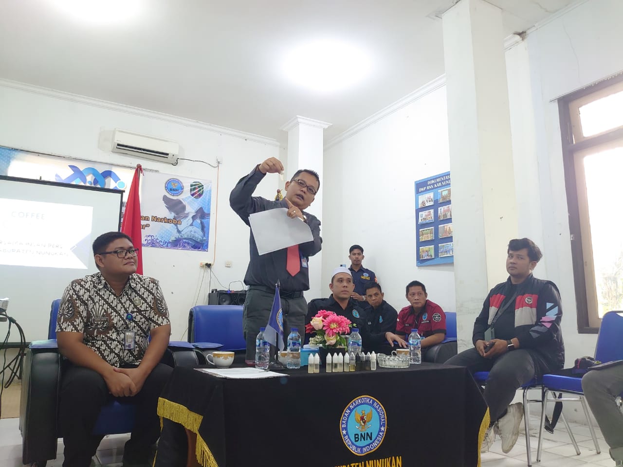 RIKO ADITYA/RADAR TARAKAN BERDISKUSI: Kepala BNNK Nunukan berdiskusi dengan awak media ketika coffee morning di kantornya.