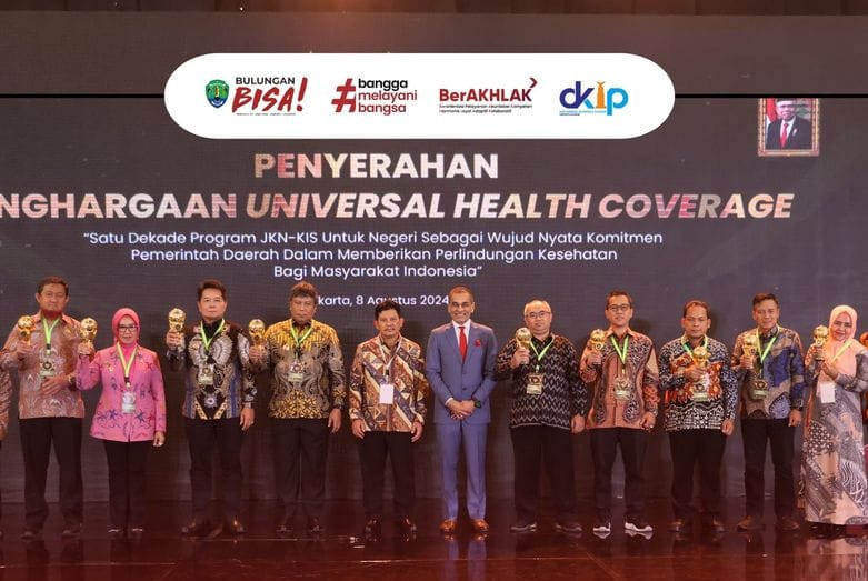 ISTIMEWA PRESTASI: Sejumlah perwakilan daerah yang menerima penghargaan UHC Award 2024, termasuk Bulungan.