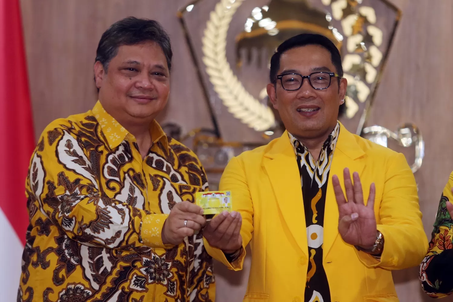BUKA PELUANG: Ridwan Kamil (kanan) bersama Ketua Umum Partai Golkar Airlangga Hartarto. (salman Toyibi/Jawa Pos Koran)