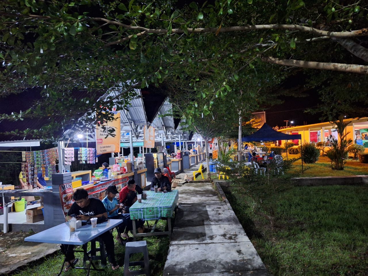 DOK RADAR TARAKAN EKONOMI MENINGKAT: Sejumlah jajanan kuliner di yang berjualan di Paras perbatasan.