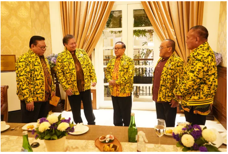 KEPUTUSAN MENDADAK: Mantan Ketua Umum Partai Golkar Airlangga Hartarto bersama petinggi partai. Terkait pengunduran diri dari Ketum Golkar memantik banyak spekulasi.&nbsp; (DERY RIDWANSAH/ JAWAPOS.COM)