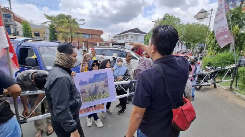 RAMA/KP TUNTUT: Warga Perumahan New Mahakam Grande berdemo ke kantor Balaikota Samarinda, meminta perhatian pemkot dalam penyediaan air bersih ke perumahan mereka, Senin (12/8).