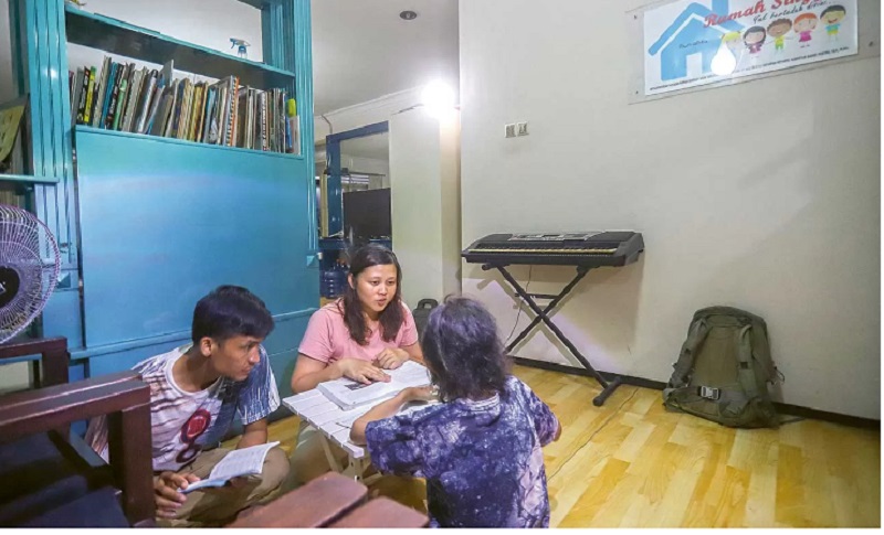 BUTUH PERHATIAN: Melly (kanan) dan Daud (kiri) mendampingi anaknya yang mengidap penyakit gagal ginjal di Rumah Singgah Rumahku beberapa waktu lalu. (Allex Qomarulla/Jawa Pos)