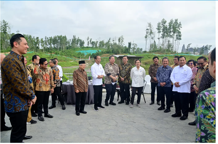 DIKRITIK: Presiden Joko Widodo berbincang bersama Wakil Presiden Ma