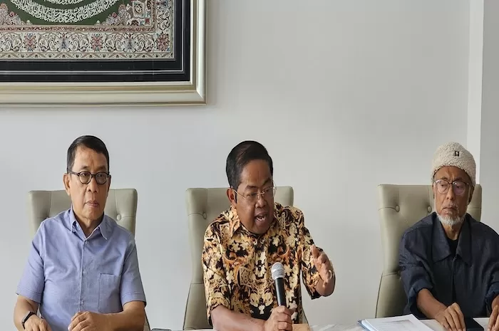 PEREBUTAN KETUA: Ketua Dewan Pembina Bapilu Partai Golkar Idrus Marham saat menggelar konferensi pers menyikapi polemik mundurnya Airlangga Hartarto dari jabatan Ketua Umum Partai Golkar.(Ridwan/Jawa)