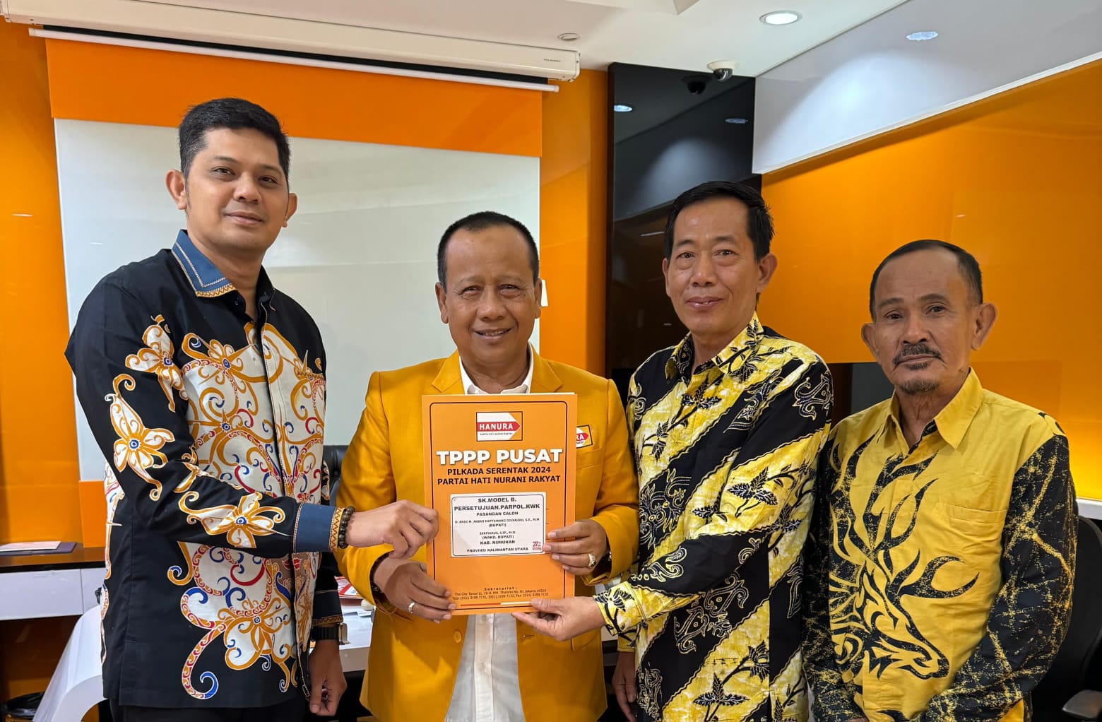 ISTIMEWA PILKADA NUNUKAN: Bakal calon bupati dan wakil bupati Nunukan, Andi M. Akbar-Serfianus menerima dokumen syarat pencalonan untuk Pilkada Nunukan dari Partai Hanura.
