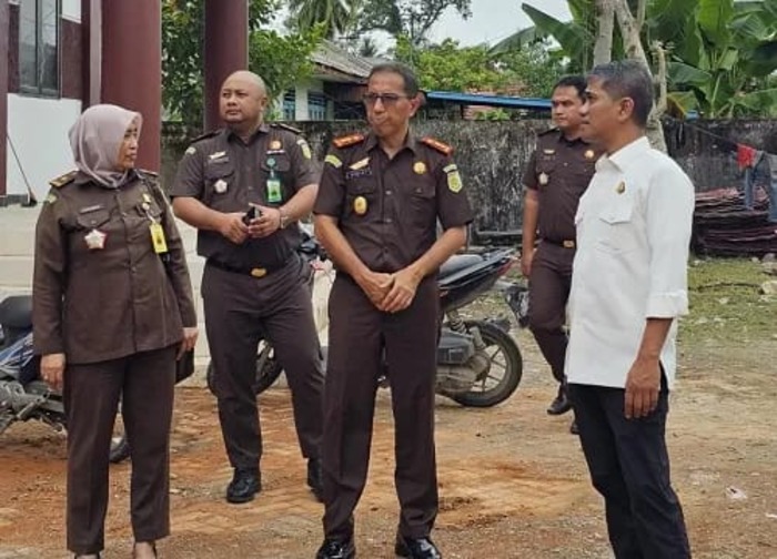 ISTIMEWA TINJAU LAPANGAN: Kepala Biro Perencanaan Jaksa Muda Bidang Pembinaan Kejagung saat melakukan peninjauan ke Gedung KNPI Bulungan.