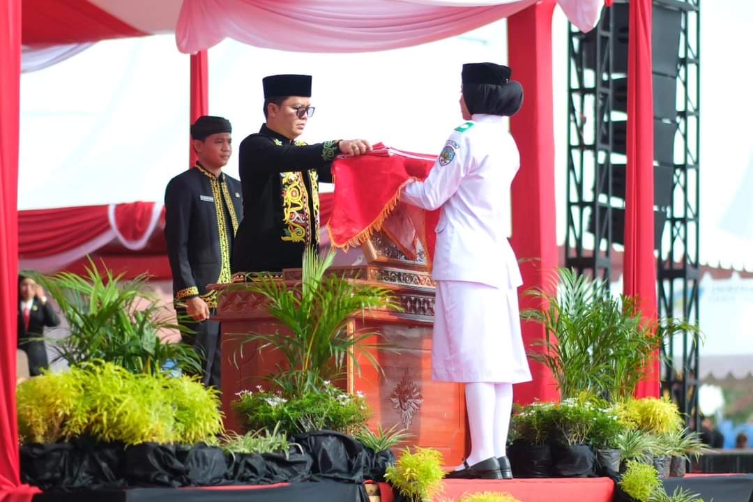 HARI BERSEJARAH: Bupati Ibrahim Ali menyerahkan duplikat bendera pusaka untuk dikibarkan di HUT ke-79 RI.