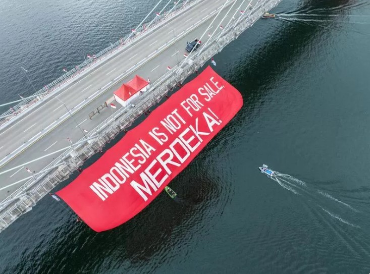 ISTIMEWA SERUAN : Spanduk berukuran besar yang dibentangkan oleh aktivis Greenpeace di Jembatan Pulau Balang, Penajam Paser Utara (PPU), Kaltim, Sabtu (17/8).