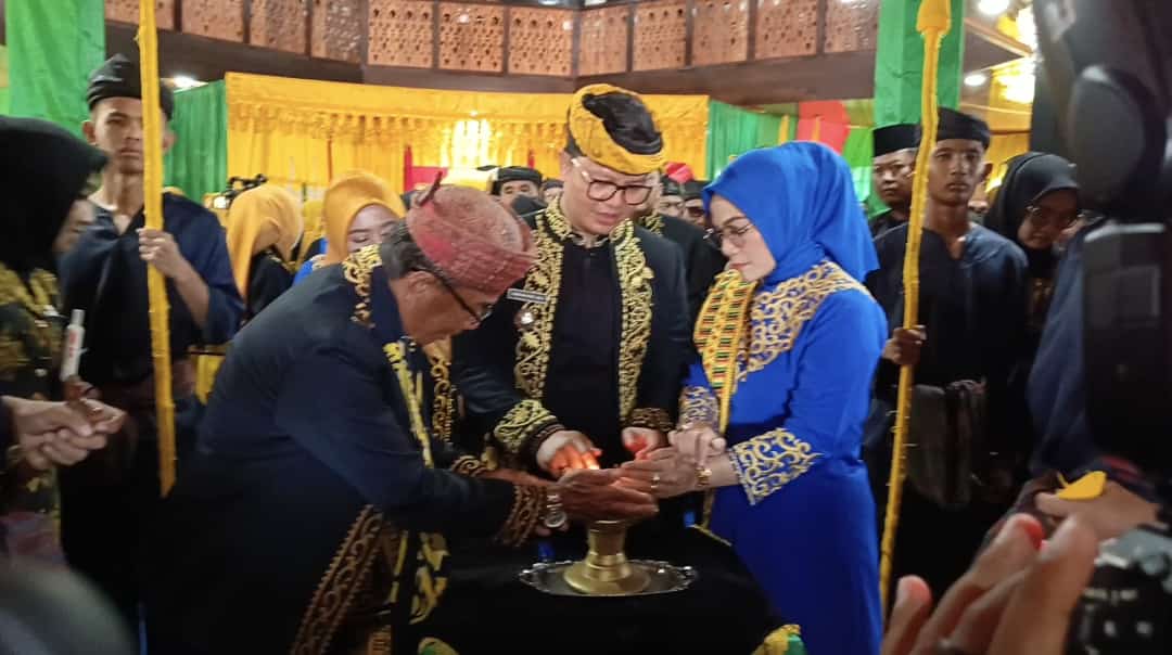 PROSESI ADAT: Ketua Lembaga Adat Tidung Sesayap bersama Pengiran Ibrahim Ali beserta istri menyalakan lilin sebelum penurunan Mahligai Ajung Berambang Padau Talu Dulung.
