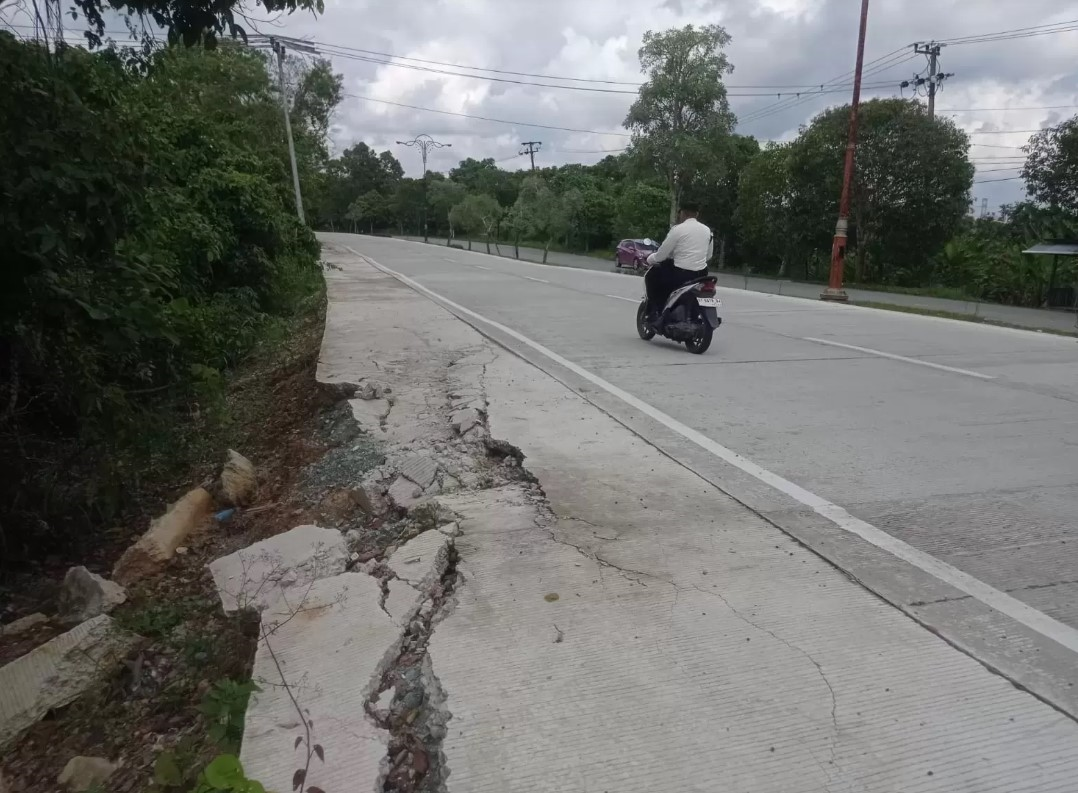 ADIEL KUNDHARA/KP RETAK: Struktur bahu jalan di M Roem, Bontang Lestari pasca dikerjakan melalui inpres jalan daerah mengalami kerusakan sebelum berusia setahun.