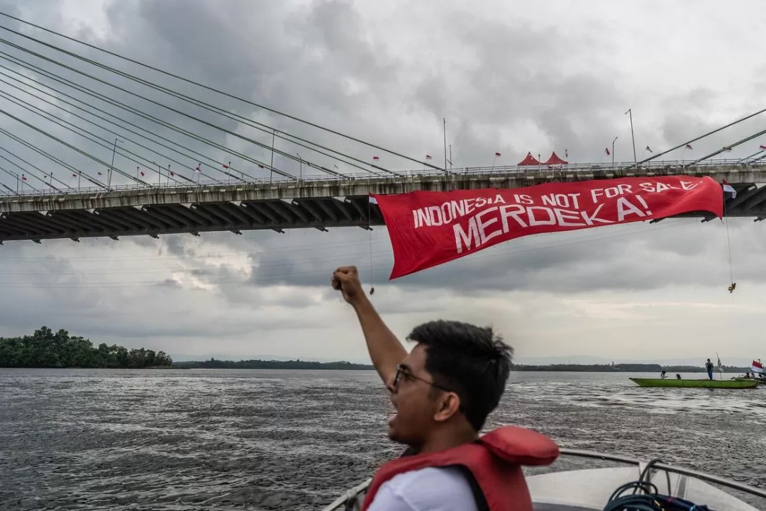 ISTIMEWA AKSI AKTIVIS: Pembentangan spanduk raksasa di Jembatan Pulau Balang dilakukan aktivis dari Greenpeace, Sabtu (17/8).