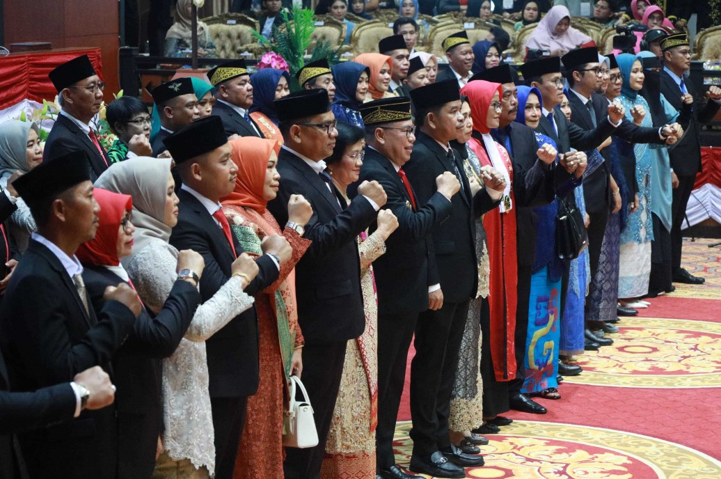 ISTIMEWA PELANTIKAN : Pj Bupati PPU Makmur Marbun saat menghadiri pelantikan 25 anggota DPRD PPU periode 2024-2029.