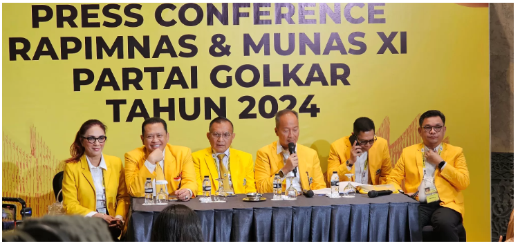 MUNAS: Plt Ketua Umum Partai Golkar Agus Gumiwang Kartasasmita (tiga dari kanan) saat konferensi pers di Jakarta Convention Center (JCC), Senayan,Jakarta Pusat, Selasa,(20/8). (Muhamad Ridwan/JawaPos)