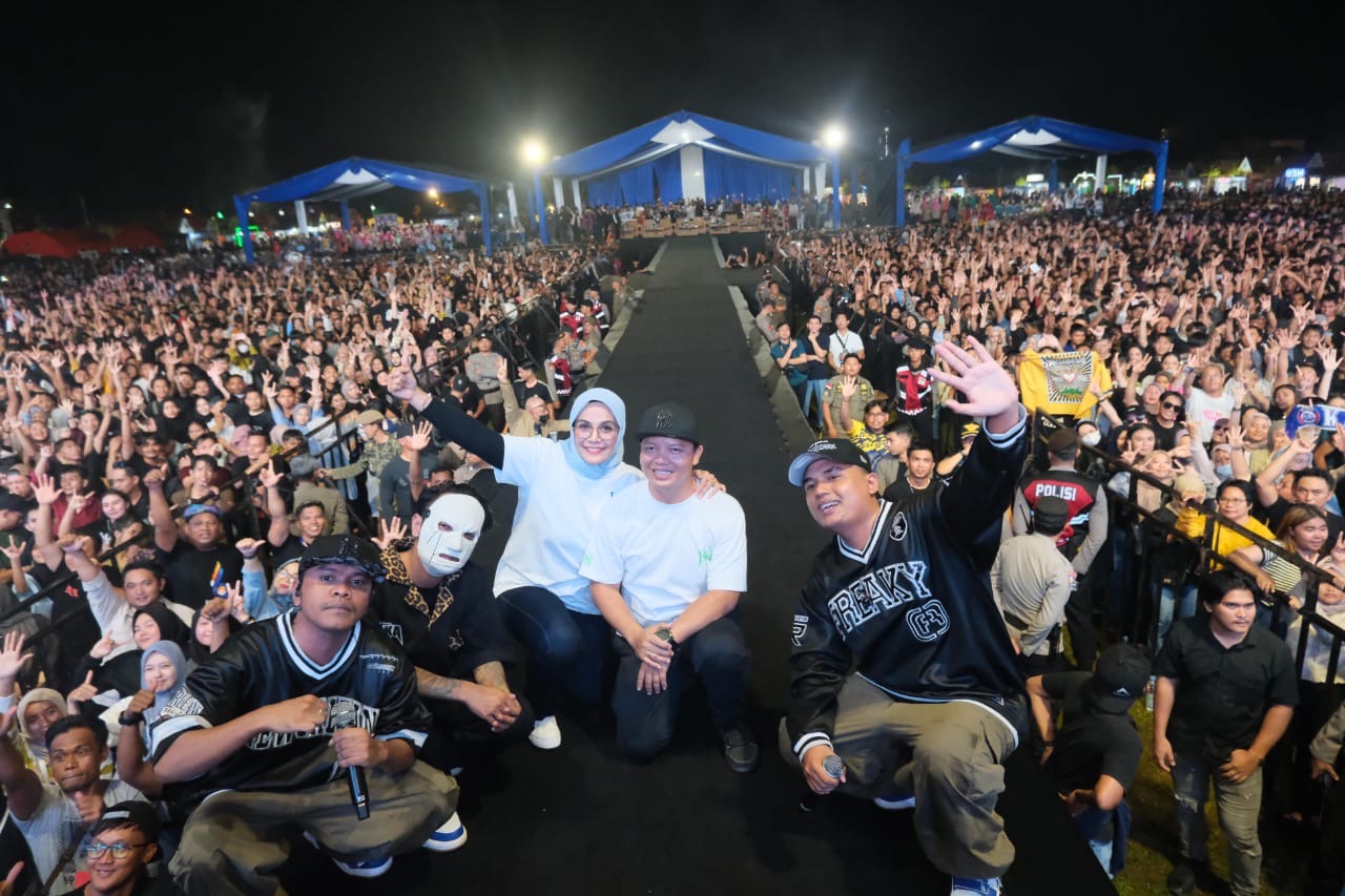 TERHIBUR: Bupati Tana Tidung Ibrahim Ali dan istri Vamelia Ibrahim berfoto bersama NDX AKA dengan latar belakang penonton yang memadati lapangan RTH. H.Joesoef Abdullah, tadi malam (21/8)