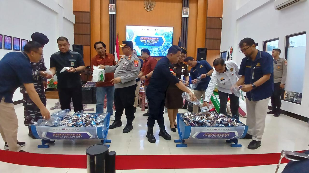 FOTO: ELIAZAR/RADAR TARAKAN DIMUSNAHKAN: Sejumlah barang hasil penindakan dari Maret 2023 hingga April 2024 dimusnahkan.
