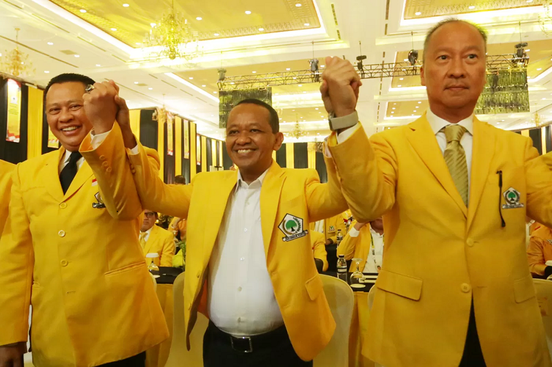 TERPILH: Ketua umum terpilih &nbsp;Partai Golkar Bahlil Lahadalia (tengah) berpegangan tangan dengan Plt Ketua Umum Partai Golkar Agus Gumiwang Kartasasmita dan Ketua Pelaksana Rapimnas & Munas XI